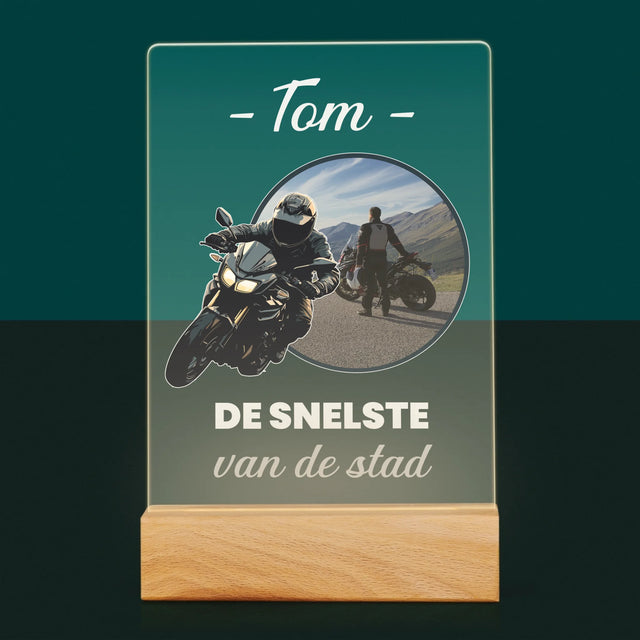Foto En Handtekening: De Snelste Van De Stad  - Afdruk Op Acrylglas (Verticaal)