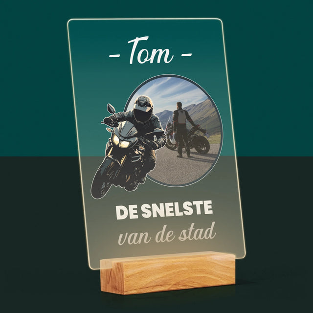 Foto En Handtekening: De Snelste Van De Stad  - Afdruk Op Acrylglas (Verticaal)