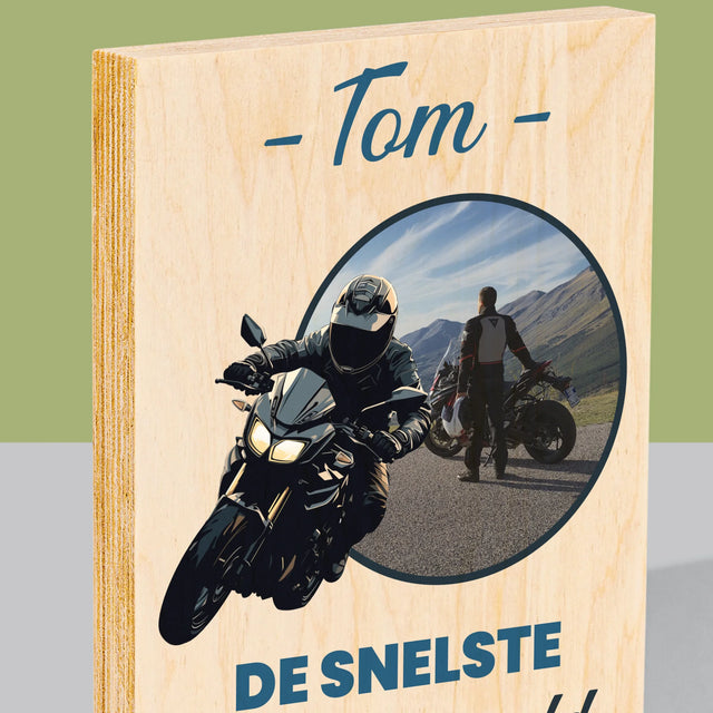 Foto En Handtekening: De Snelste Van De Stad  - Afdruk Op Hout (Verticaal)