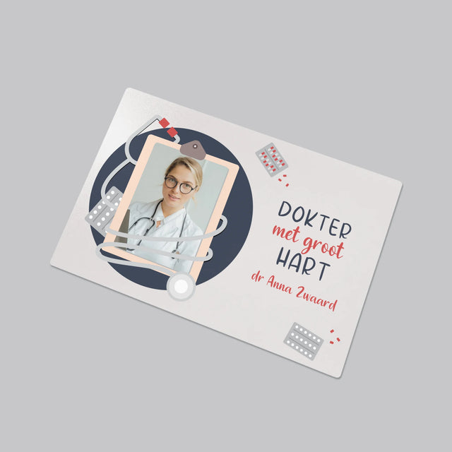 Foto En Handtekening: Dokter Met Groot Hart - Bureauonderlegger