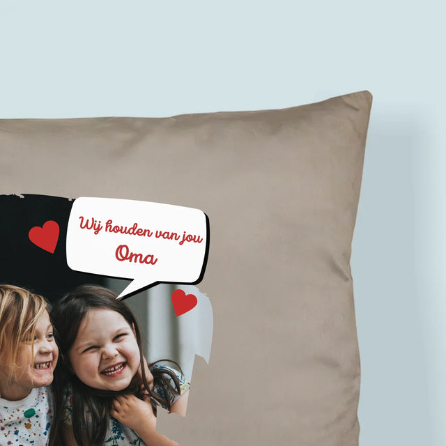 Foto En Handtekening: Voor Lieve Oma - Kussen (Monogram)