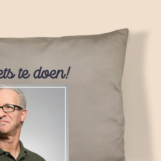 Foto En Handtekening: Ik Hoef Niets Te Doen! Gepensioneerde - Kussen (Monogram)