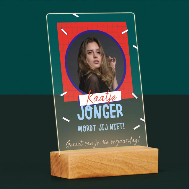 Foto En Handtekening: Jonger Wordt Jij Niet - Afdruk Op Acrylglas (Verticaal)