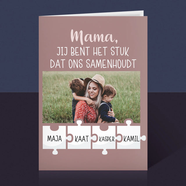 Foto En Handtekening: Mama, Jij Bent Het Stuk Dat Ons Samenhoudt - Wenskaart