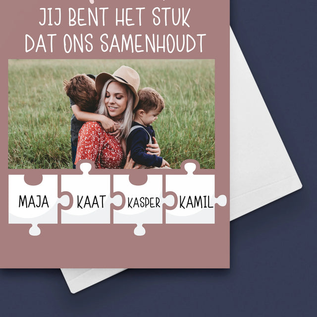 Foto En Handtekening: Mama, Jij Bent Het Stuk Dat Ons Samenhoudt - Wenskaart