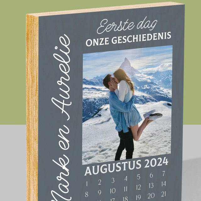 Foto En Handtekening: Eerste Dag Van Onze Geschiedenis - Afdruk Op Hout (Verticaal)