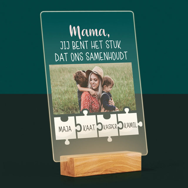 Foto En Handtekening: Mama, Jij Bent Het Stuk Dat Ons Samenhoudt - Afdruk Op Acrylglas (Verticaal)