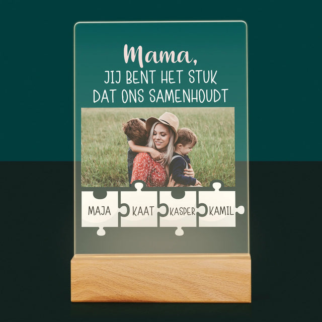 Foto En Handtekening: Mama, Jij Bent Het Stuk Dat Ons Samenhoudt - Afdruk Op Acrylglas (Verticaal)
