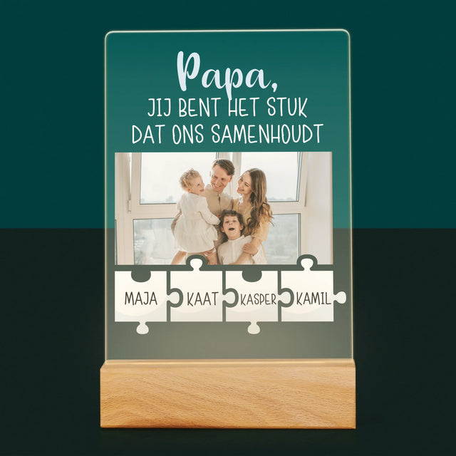 Foto En Handtekening: Papa, Jij Bent Het Stuk Dat Ons Samenhoudt - Afdruk Op Acrylglas (Verticaal)