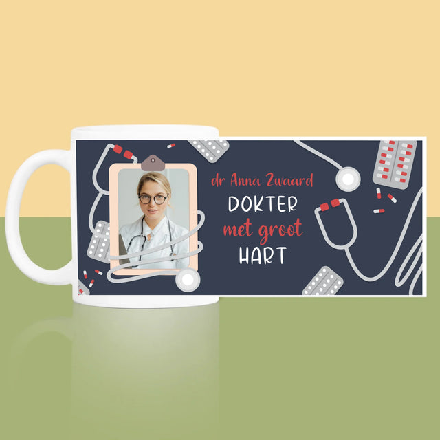 Foto En Handtekening: Dokter Met Groot Hart - Mok