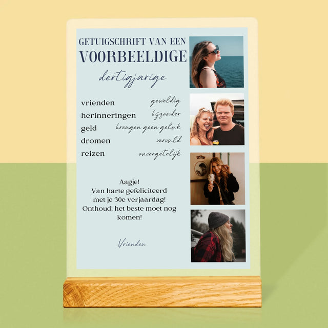 Fotocollage: Getuigschrift Van Een Voorbeeldige Dertiger - Afdruk Op Acrylglas (Verticaal)
