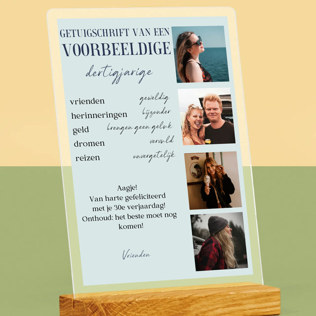 Fotocollage: Getuigschrift Van Een Voorbeeldige Dertiger - Afdruk Op Acrylglas (Verticaal)