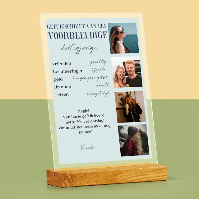 Fotocollage: Getuigschrift Van Een Voorbeeldige Dertiger - Afdruk Op Acrylglas (Verticaal)