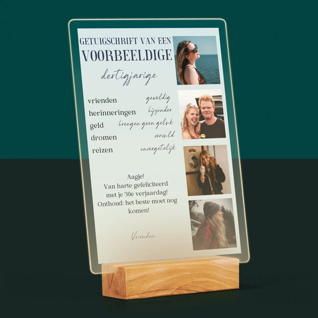 Fotocollage: Getuigschrift Van Een Voorbeeldige Dertiger - Afdruk Op Acrylglas (Verticaal)