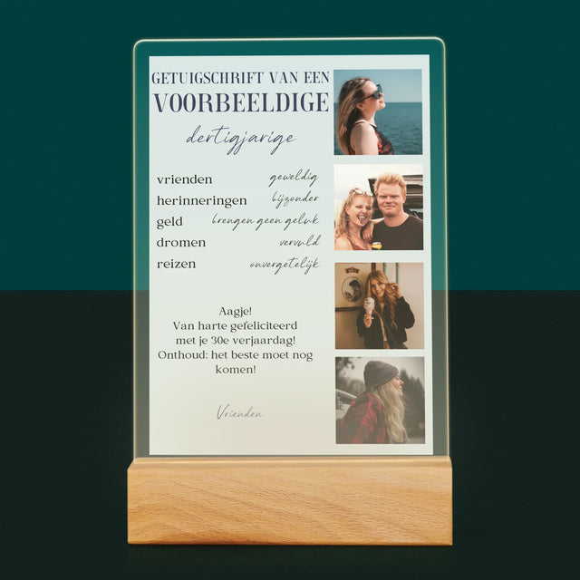 Fotocollage: Getuigschrift Van Een Voorbeeldige Dertiger - Afdruk Op Acrylglas (Verticaal)