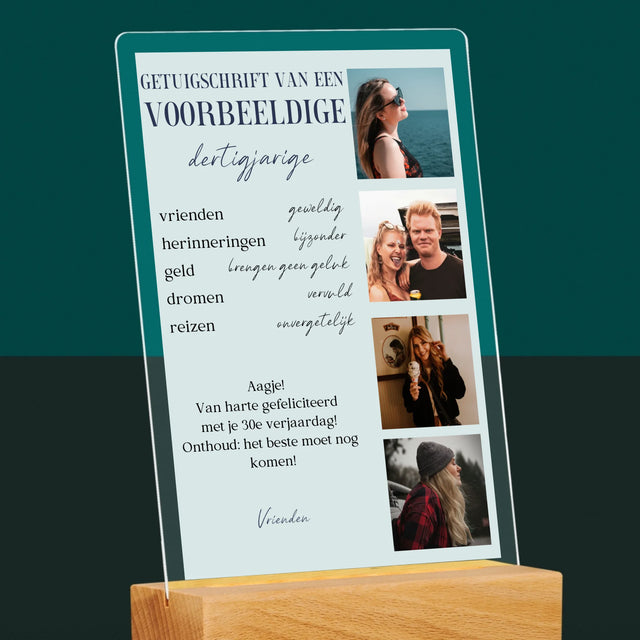 Fotocollage: Getuigschrift Van Een Voorbeeldige Dertiger - Afdruk Op Acrylglas (Verticaal)