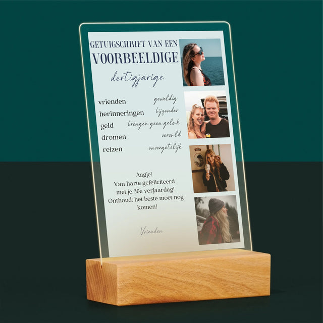 Fotocollage: Getuigschrift Van Een Voorbeeldige Dertiger - Afdruk Op Acrylglas (Verticaal)