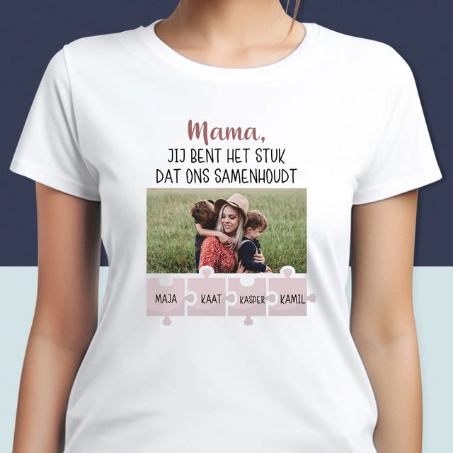 Foto En Handtekening: Mama, Jij Bent Het Stuk Dat Ons Samenhoudt - T-Shirt Voor Dames
