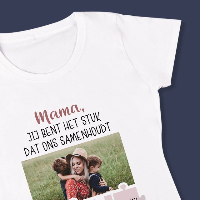 Foto En Handtekening: Mama, Jij Bent Het Stuk Dat Ons Samenhoudt - T-Shirt Voor Dames