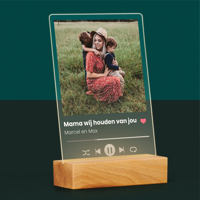 Foto En Handtekening: Mama Wij Houden Van Jou - Afdruk Op Acrylglas (Verticaal)