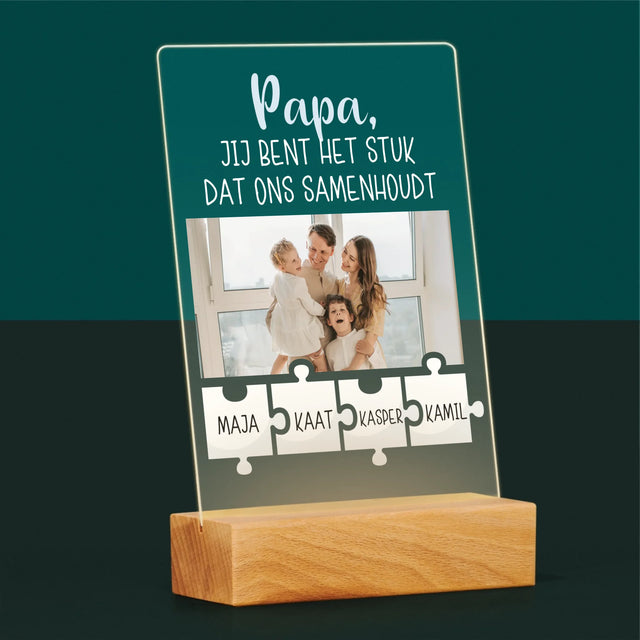 Foto En Handtekening: Papa, Jij Bent Het Stuk Dat Ons Samenhoudt - Afdruk Op Acrylglas (Verticaal)