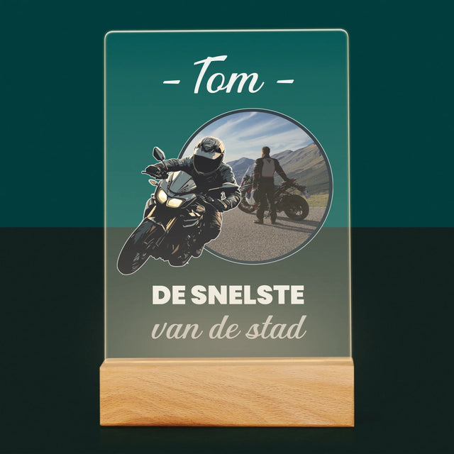 Foto En Handtekening: De Snelste Van De Stad  - Afdruk Op Acrylglas (Verticaal)