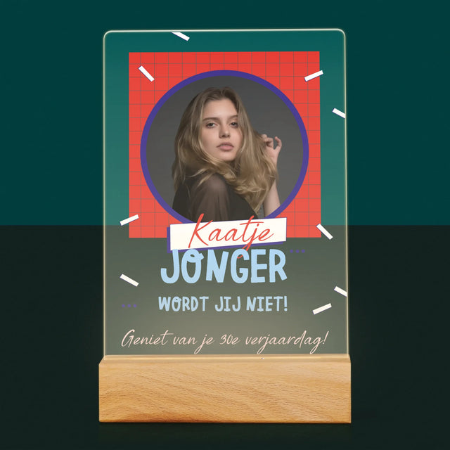 Foto En Handtekening: Jonger Wordt Jij Niet - Afdruk Op Acrylglas (Verticaal)