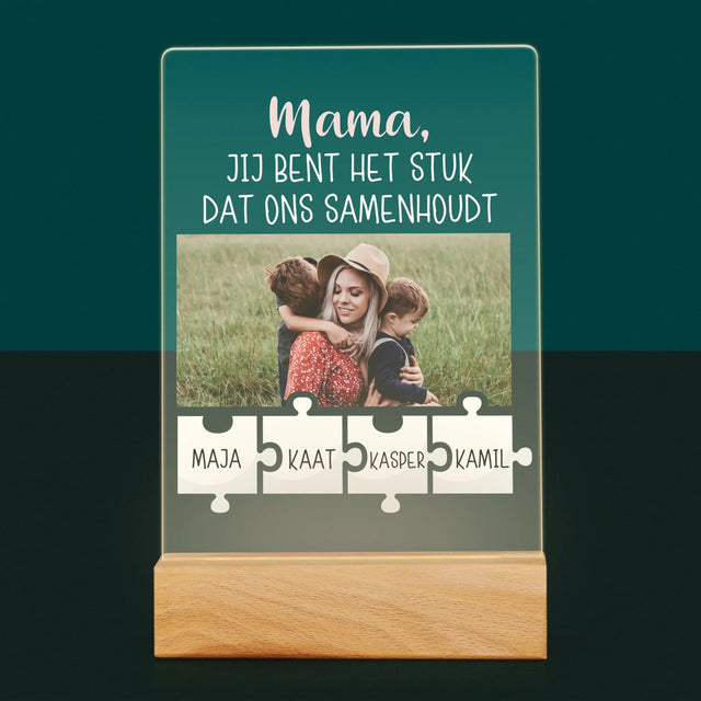 Foto En Handtekening: Mama, Jij Bent Het Stuk Dat Ons Samenhoudt - Afdruk Op Acrylglas (Verticaal)