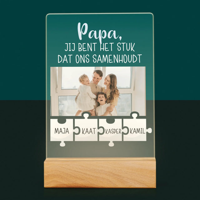 Foto En Handtekening: Papa, Jij Bent Het Stuk Dat Ons Samenhoudt - Afdruk Op Acrylglas (Verticaal)