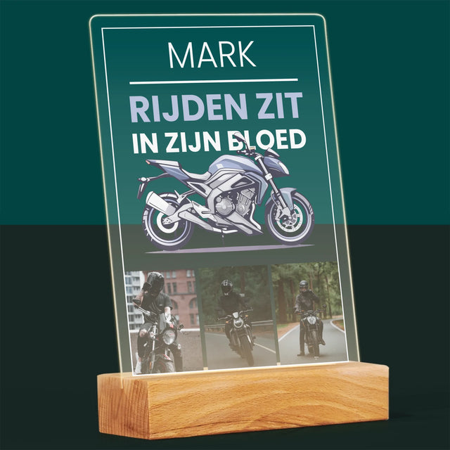 Fotocollage: Rijden Zit In Zijn Bloed - Afdruk Op Acrylglas (Verticaal)