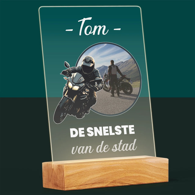 Foto En Handtekening: De Snelste Van De Stad  - Afdruk Op Acrylglas (Verticaal)